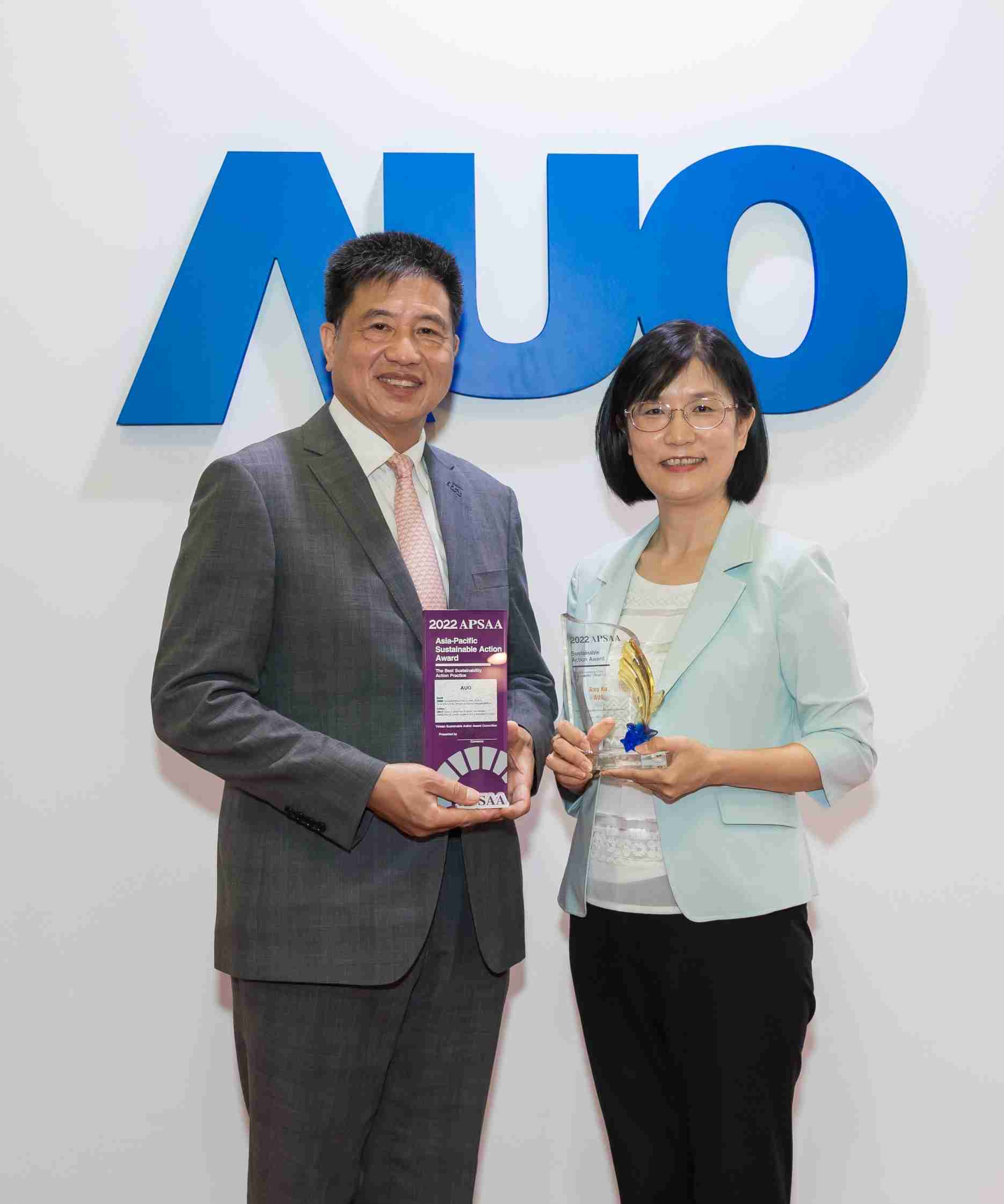 彩霸王长期垫筑永续远景的基石，，，透过ESG暨气候委员会逐步实践永续策略蓝图。。其中，，彩霸王光电永续长古秀华带领团队、、制定中长期目标，，，，缔造多面向亮眼表现，，，，获得「顶尖永续长奖」的个人奖殊荣（左：彩霸王光电董事长暨执行长彭双浪，，，，右：彩霸王光电永续长古秀华）