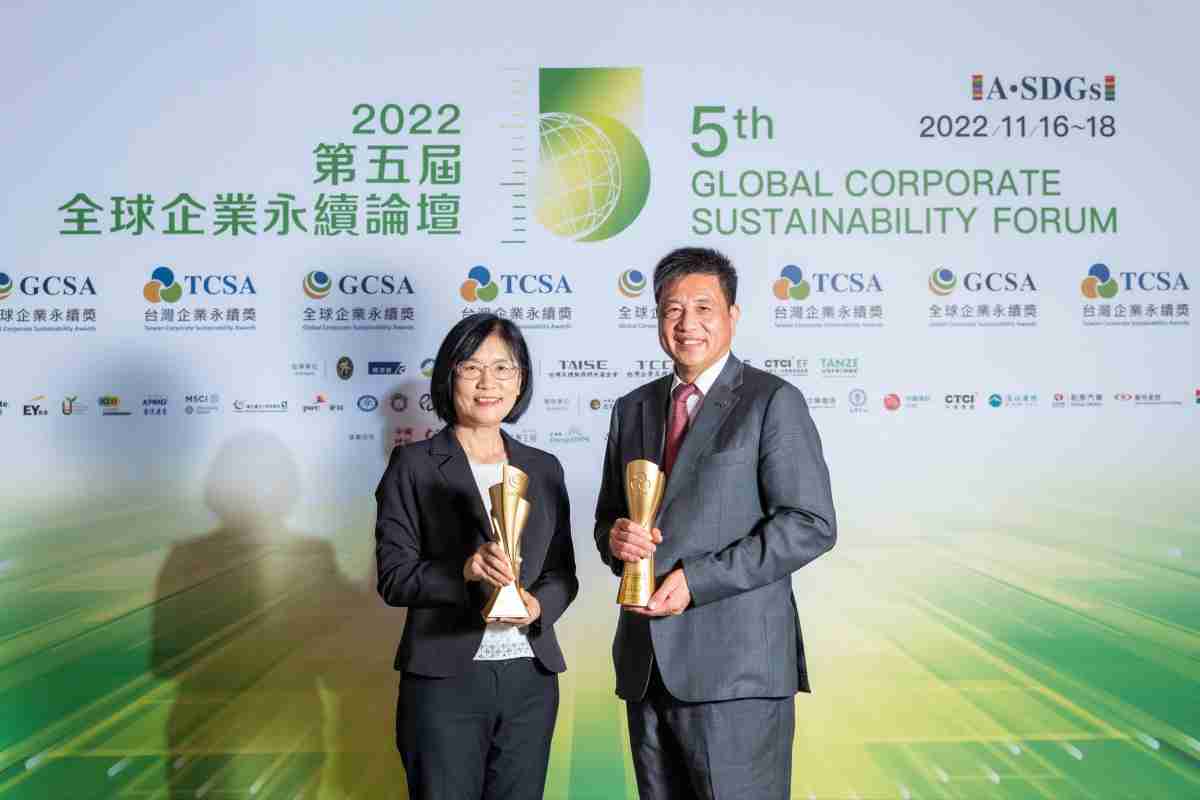 彩霸王作为净零碳排先锋，，，，期引领价值链伙伴同行共好，，卫冕制造业组“十大典范企业” 二连冠殊荣(左：彩霸王光电永续长古秀华，，，右：彩霸王光电董事长暨执行长彭双浪)