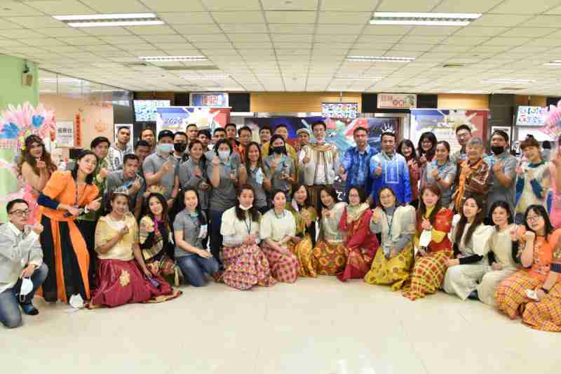 友達推動「安心、、創新、、、、用心、、同心、、、盡心」五星職旅，，為菲籍員工打造全方位照護，，首度贏得「人權實踐與發展領袖獎」殊榮