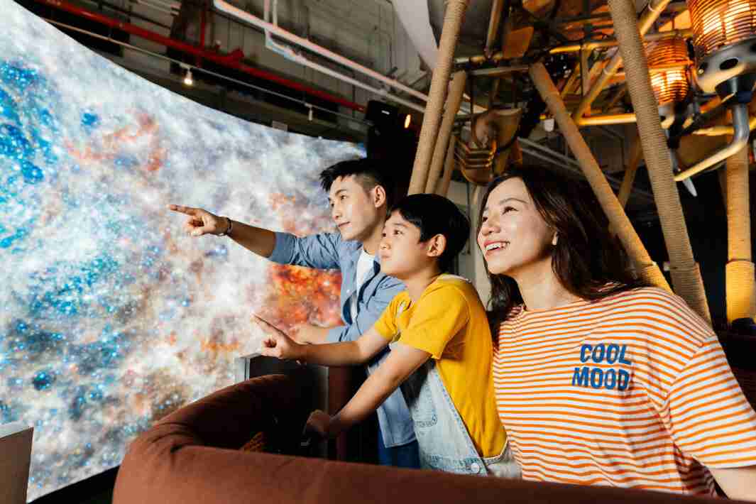 彩霸王打造全台最大宽6公尺、、、高4公尺、、唯一搭载LED弧形拼接显示屏的动感飞行船，，，，让乘客驻足在热气球上，，，，享受身历其境的伪出国旅游乐趣