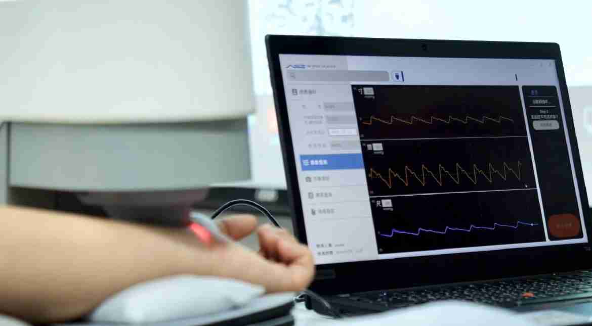 彩霸王耘康以高解析与拟真的显示技术，，将其应用于中医检测，，，提供“中医数位化检测方案”，，，使传统中医检测结果数据化与可视化