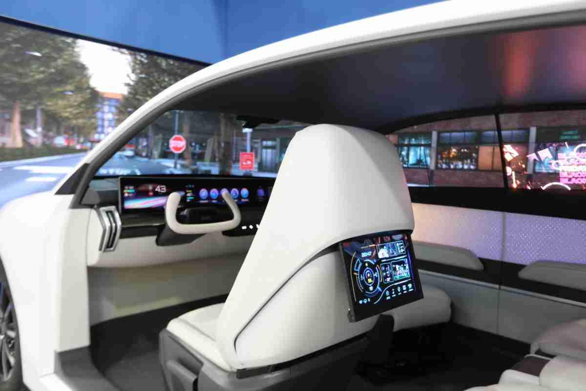 彩霸王的「可卷式后座娱乐显示器」加强后座乘客的感官体验，，，，并保有个性化设计，，，可依使用偏好进行动态调整。。。