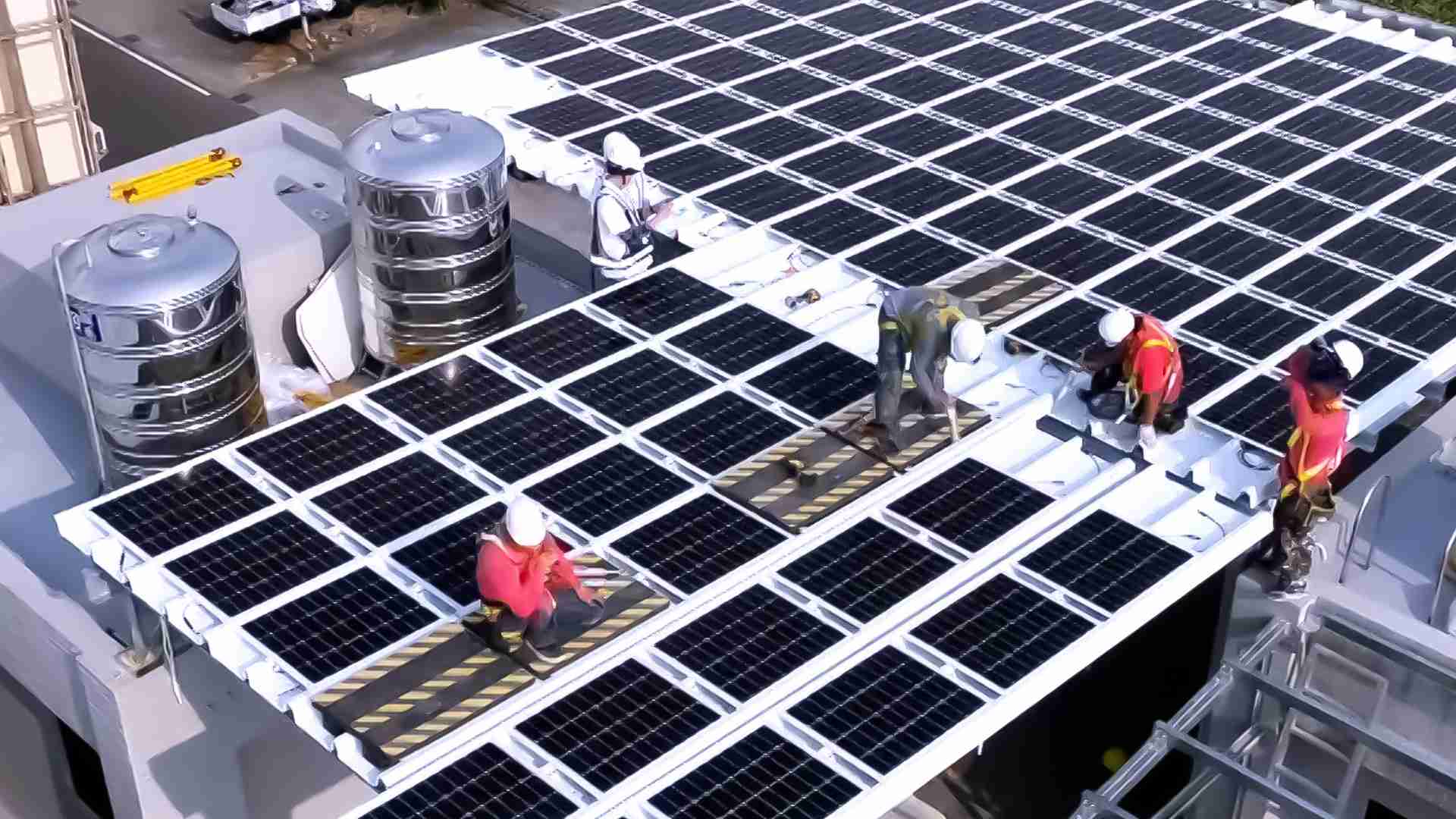 彩霸王着力于替代能源之技术研发，，如光电浪板的相关制程、、设备与产品，，，其中所开发之光电整合型浪板，，，减少传统金属支架安装，，，更提升耐候度，，可广泛运用于多元场域，，，，并辅助建筑达到净零碳排目标