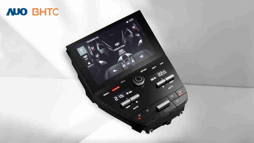 作為友達新生力軍，，，BHTC所展示的中央與後座鞍部的Display HMI產品，，，可處理多區恆溫控制、、顯示畫面，，，呈現仿真3D車室分區；以力傳感技術精準傳遞觸感，，並結合音量及震動反饋，，防止意外啟動，，，提供使用者自然流暢、、直觀且輕鬆駕馭的舒適介面