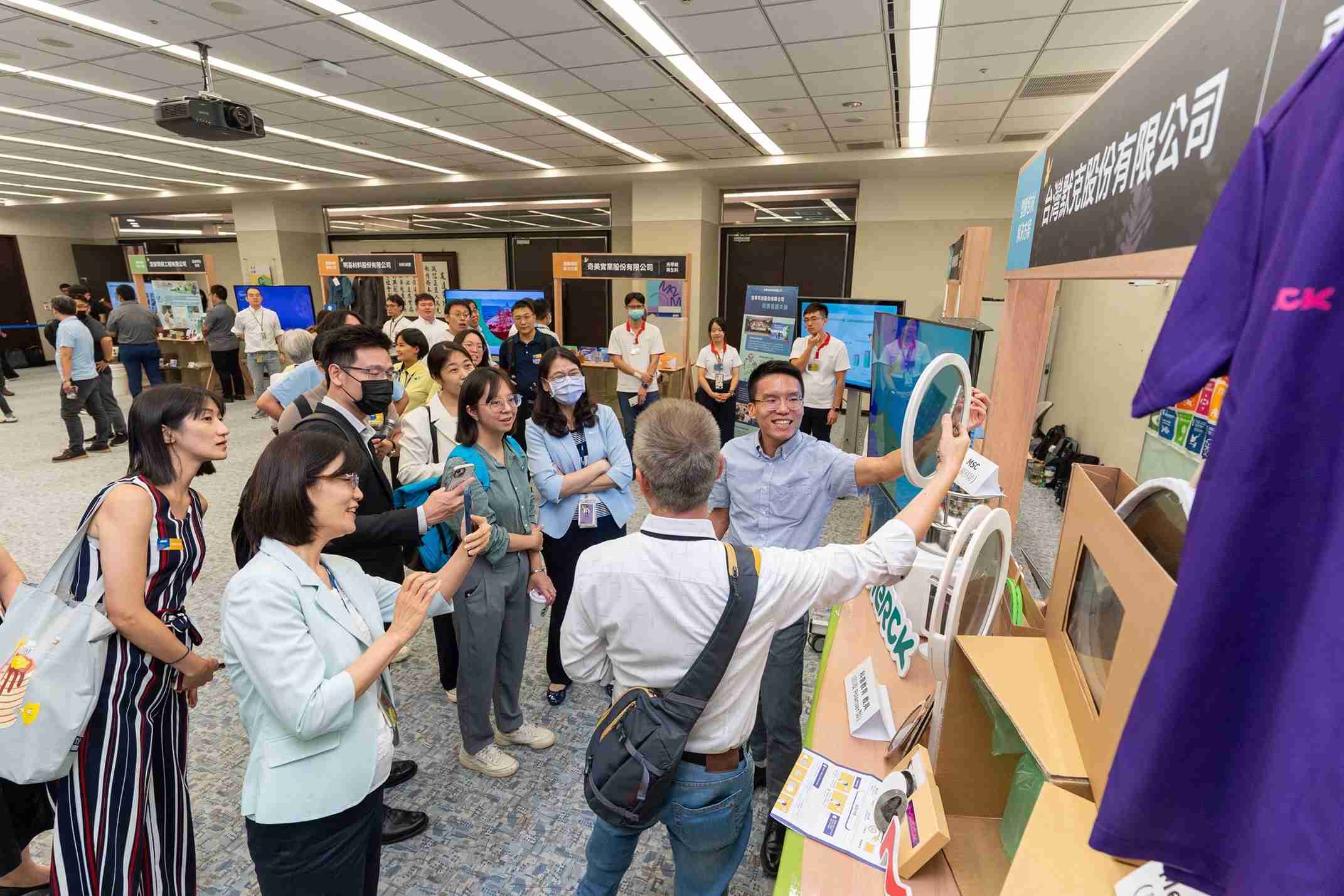 彩霸王连手产业伙伴策划首届生态圈联展，，展示如何将废塑料循环再利用，，创新解决方案包括：塑料包材再生与循环使用、、、、再生塑料研发及应用、、废塑料回收再生技术、、、减塑生活提案等