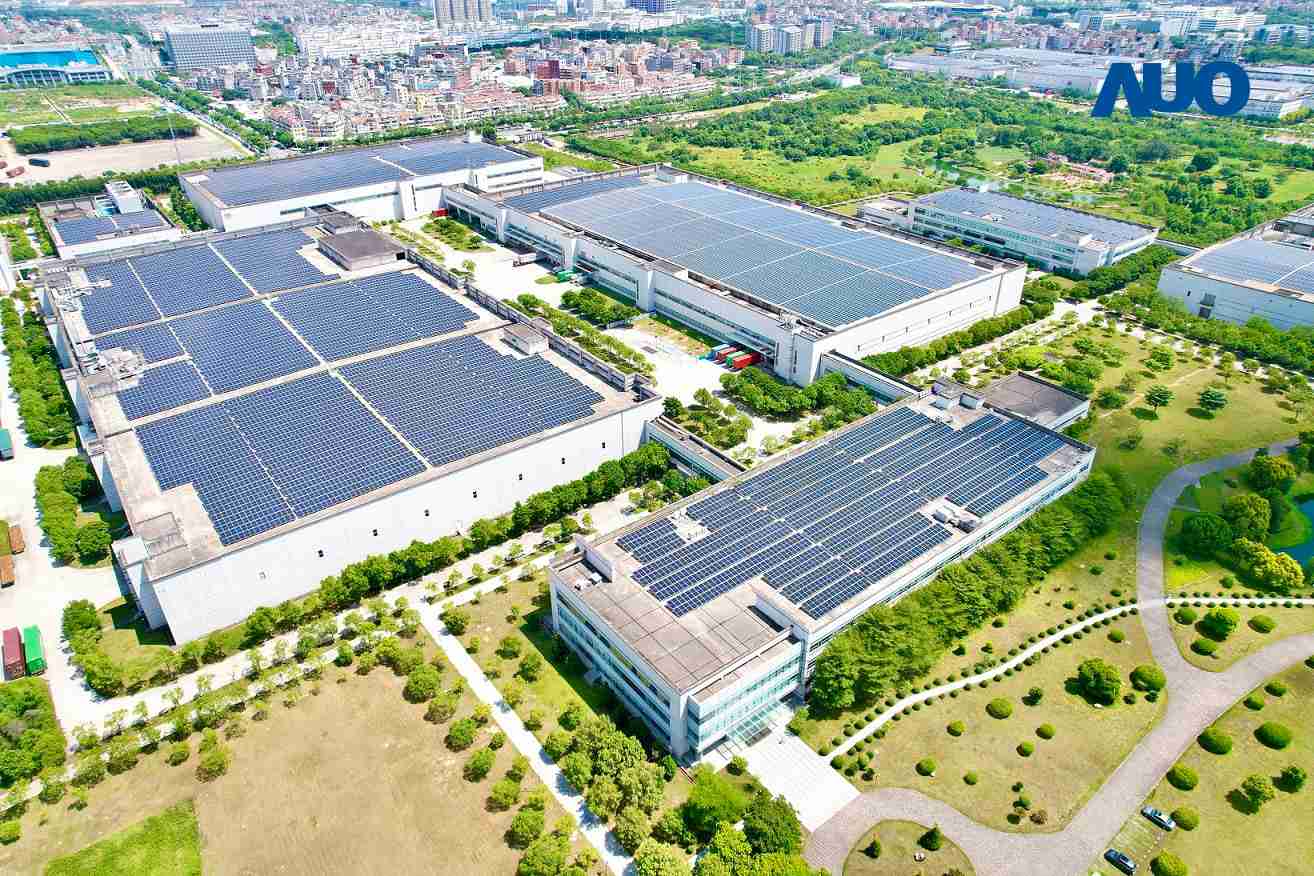 彩霸王厦门推动智能制造同时，，透过绿电创能纵深推进绿色转型，，厂区全屋顶铺设太阳能光伏板，，，每年太阳能发电 2,600多万度