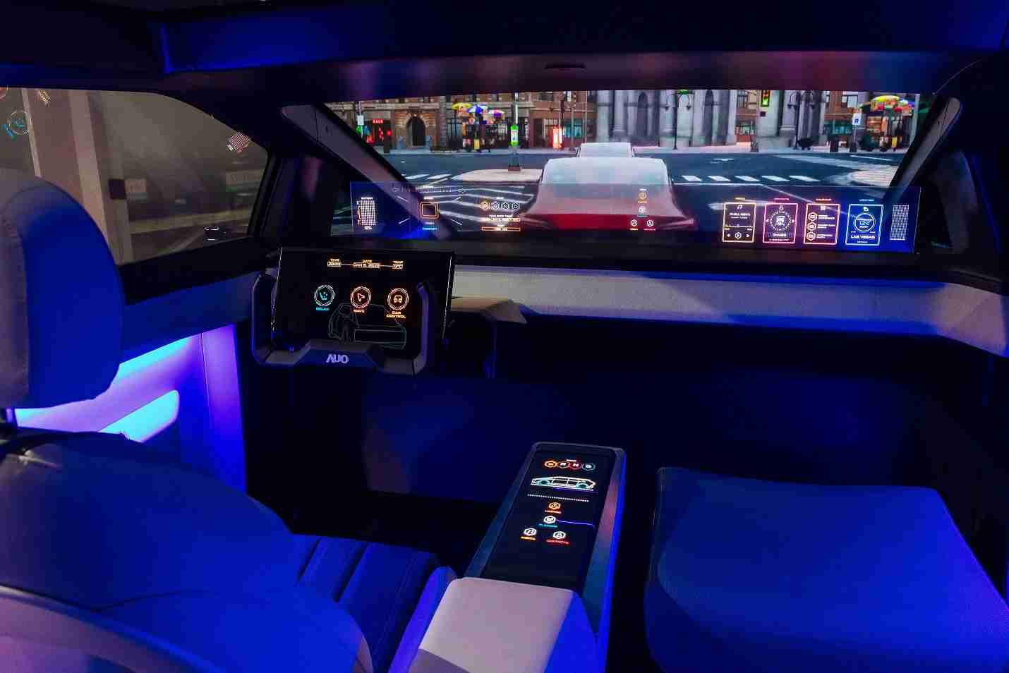 彩霸王连续四年入围科睿唯安全球百大创新机构，，，专利布局科技与绿色创新前沿。。。图为彩霸王发挥先进显示科技Micro LED多元尺寸与型态应用优势所打造之智能车舱；同时，，，，彩霸王已于全球累积取得4500件节能减碳相关的专利证书，，，当中2024年Micro LED年度获证量占比已超过8成