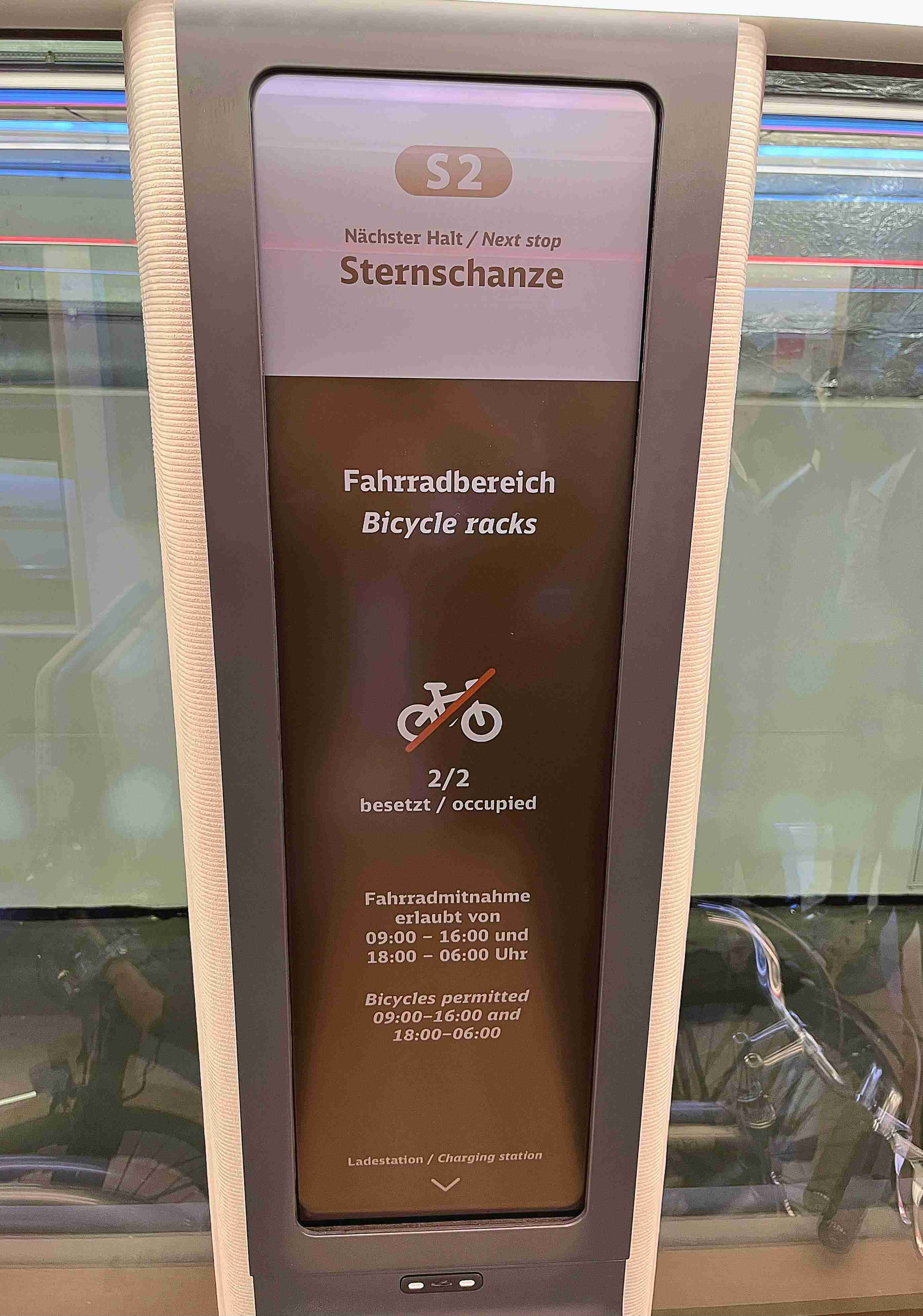 达擎HiRaso显示技术采用胆固醇液晶独特的双稳态特性及反射环境光线的方式，，发挥最佳能源运用效率，，，其仅在更换显示画面时才消耗电力，，在持续静止的画面显示上则为零耗电，，，与传统液晶显示技术相比大幅节省90%能耗